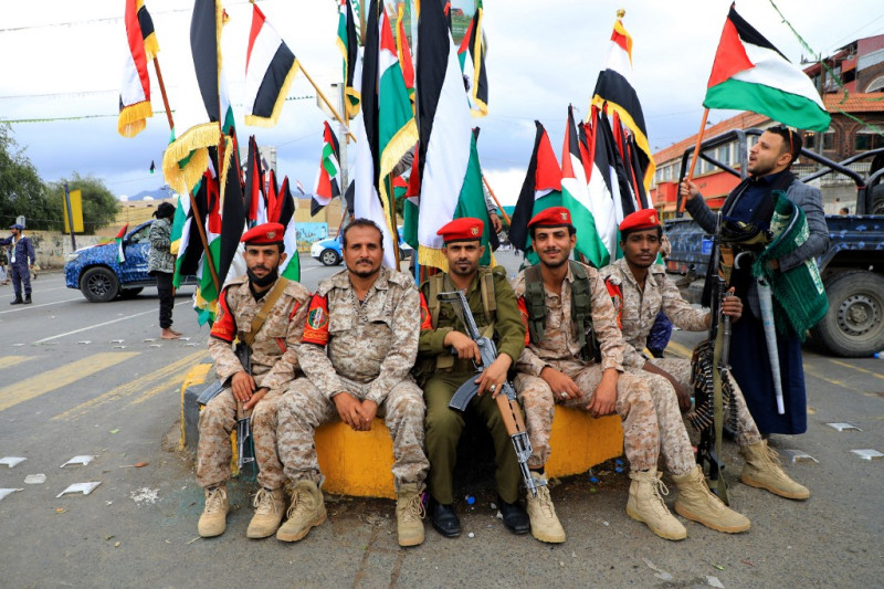 Miembros de las fuerzas de seguridad afiliadas a los hutíes
