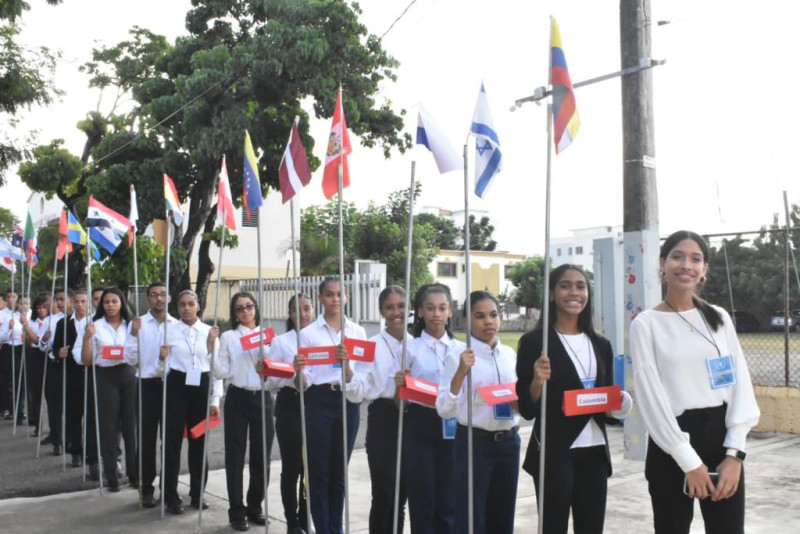 Los alumnos marcharon con banderas de los países que pertenecen a la ONU.