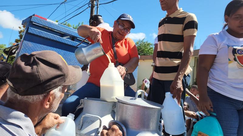 Ganaderos de la Línea Noroeste regalaron litros de leche en protesta por alto costo de los insumos.