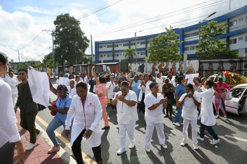 Personal de salud protestó ayer frente a la sede de la Maternidad de Los Mina.