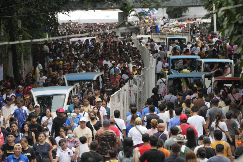 La gente acude en masa al Cementerio Norte de Manila, Filipinas