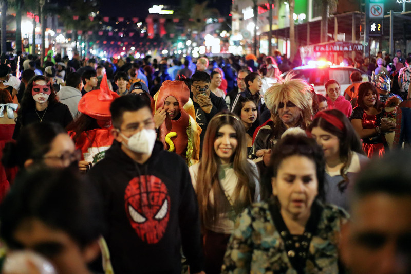 Cientos de personas caracterizadas de personajes de terror participan en la celebración de Halloween