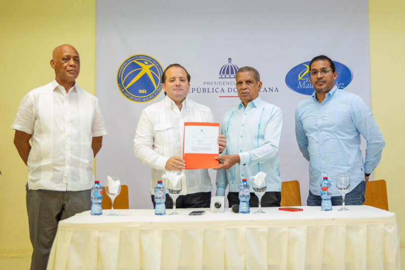 El ministro administrativo de la Presidencia, José Ignacio Paliza, entregó un aporte de 20 millones para los trabajos de remodelación de las instalaciones ddel Club Mauricio Báez.