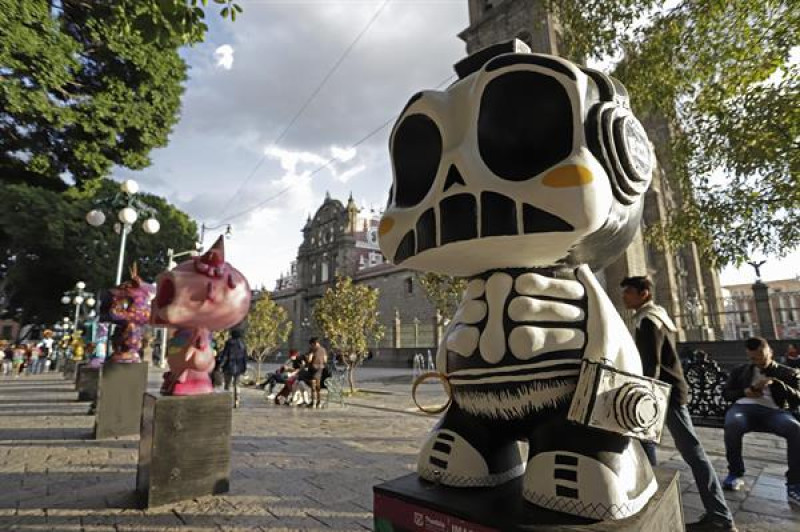 Exhibición pública de carabelas por el Día de Muertos en México.