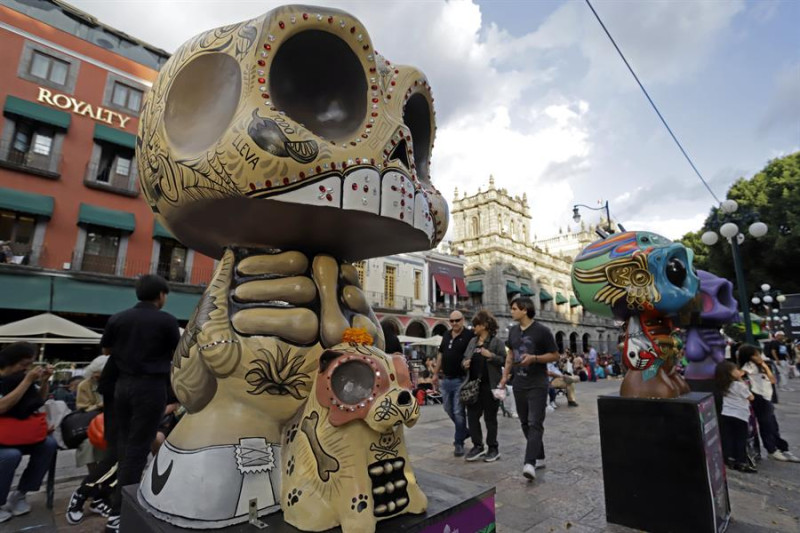 Las calaveras se han esparcido en las plazas públicas de Puebla.