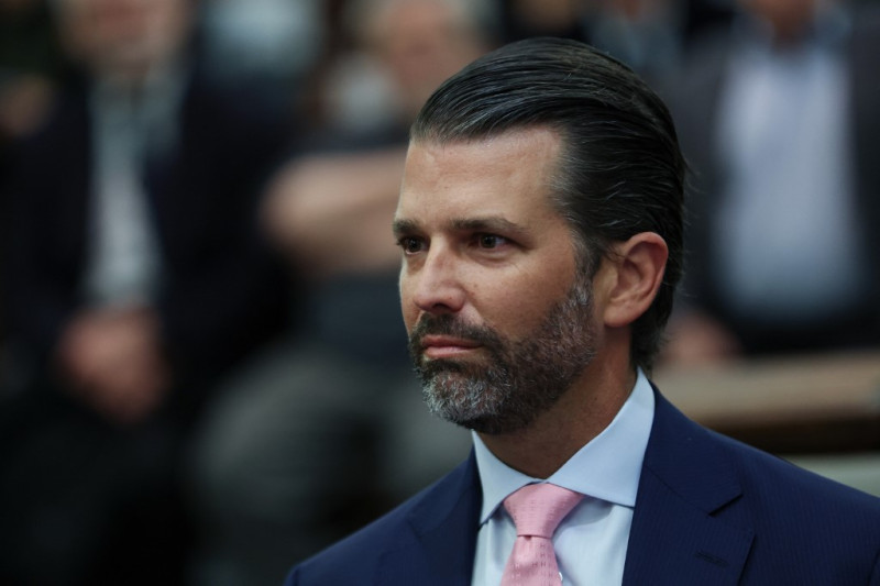 Donald Trump Jr. se sienta en una sala del tribunal de Nueva York para el juicio por fraude de su padre el 1 de noviembre de 2023 en la ciudad de Nueva York. Se espera que los hijos de Donald Trump, Donald Jr., Eric y su hija Ivanka, testifiquen esta semana y el lunes en el juicio de su padre.