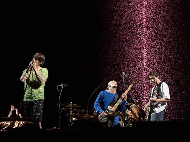 Los miembros de Red Hot Chili Peppers durante su show la noche del martes 31 de octubre 2023 en San José, Costa Rica.