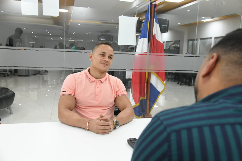 Audrys Nin Reyes sostiene una conversación con el periodista Jorge Luis Torres para el Café Deportivo del Listín Diario.