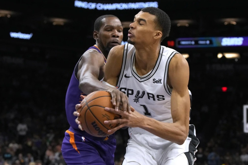 Kevin Durant, de los Suns de Phoenix, comete una falta sobre Victor Wembanyama, de los Spurs de San Antonio.