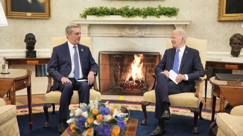 El presidente estadounidense, Joe Biden, afirmó este jueves que la cooperación con República Dominicana es “más fuerte que nunca” al recibir en la Casa Blanca a su homólogo Luis Abinader, con quien espera seguir atendiendo las necesidades humanitarias de Haití.<br /><br />https://listindiario.com/la-republica/gobierno/20231103/abinader-biden-festejan-fuerte-cooperacion_781140.html