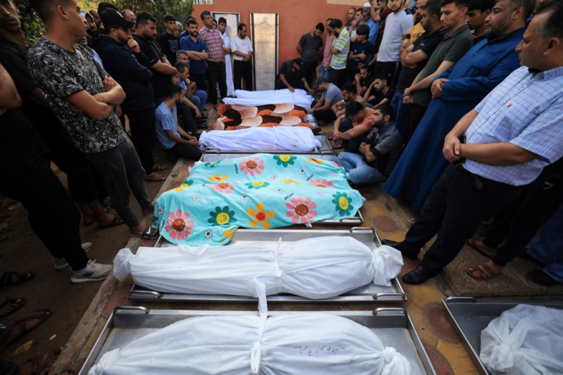 Familiares y amigos se reúnen para el entierro de miembros de su familia, el día después de que murieran cuando su casa fue alcanzada en el bombardeo israelí de Jan Yunis, en el sur de la Franja de Gaza