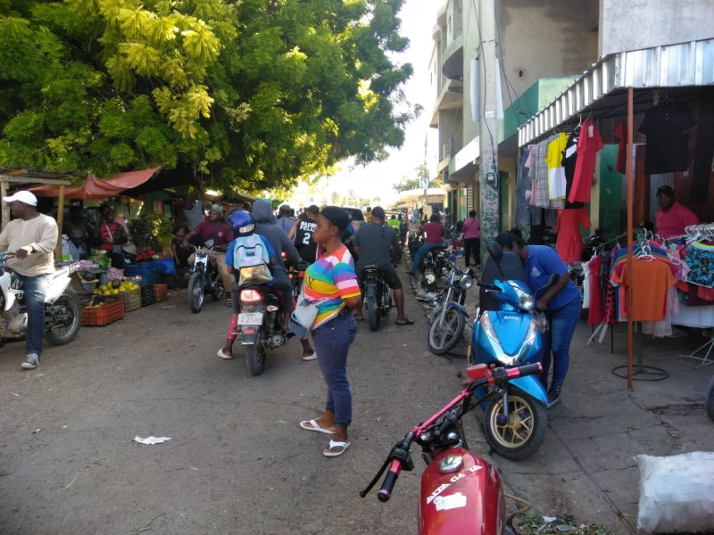 Muchos haitianos acudieron ayer al mercado municipal de Pedernales para vender y comprar ante el cierre del mercado binacional por parte de las autoridades de Haití.