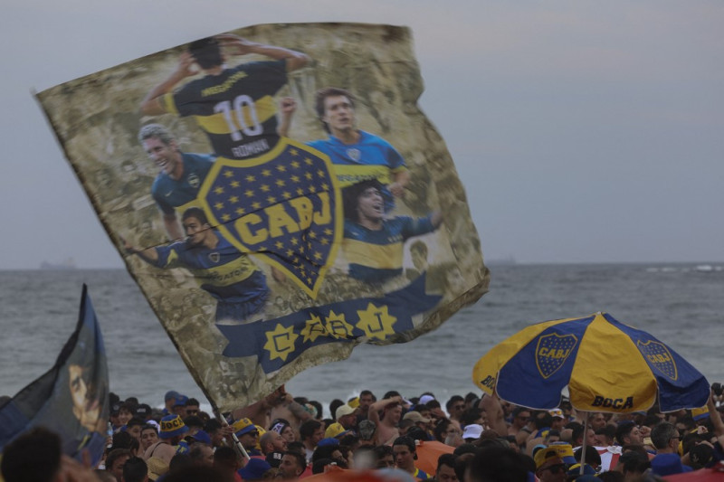 Aficionados del Boca Juniors se reúnen en la playa de Copacabana en Río de Janeiro, Brasil, el 3 de noviembre de 2023, en la víspera de la final de la Copa Libertadores