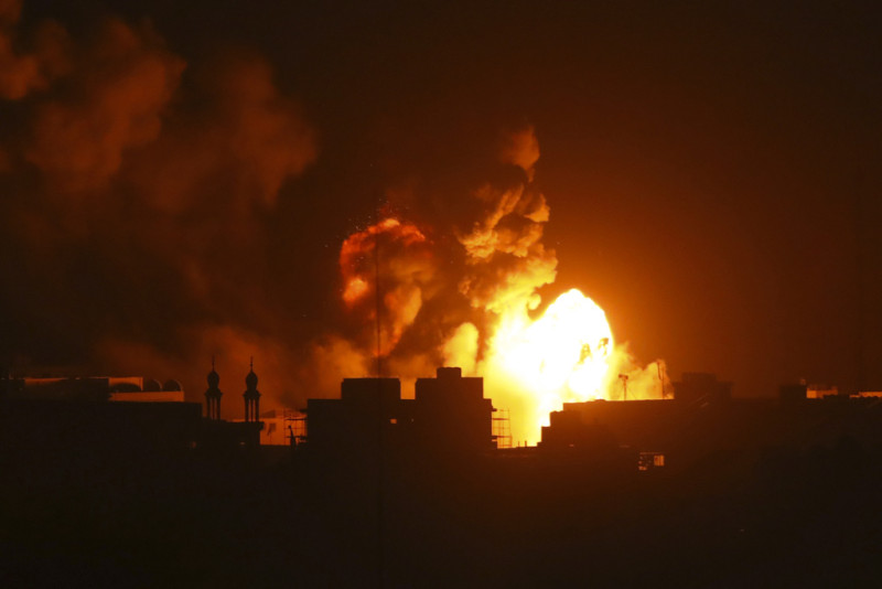 Fuego y humo se elevan desde edificios tras los ataques aéreos israelíes sobre la ciudad de Gaza, el domingo 5 de noviembre de 2023