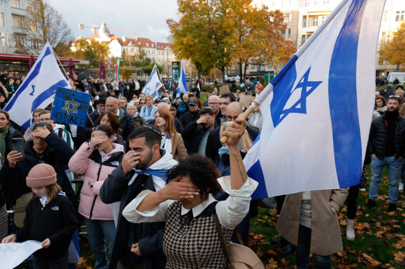 Manifestantes una marcha en apoyo a Israel y a los rehenes retenidos por Hamás, en Berlín, Alemania, el 5 de noviembre de 2023
