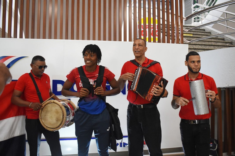Marileidy Paulino es recibida en el Aeropuerto Internacional de las Américas con música típica tras su paso por los Juegos Panamericanos de Santiago 2023.