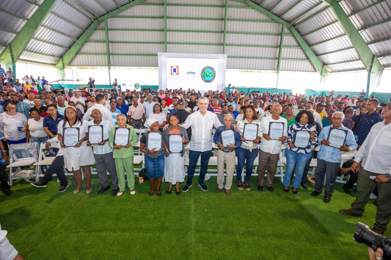 El presidente Luis Abinader posa con las personas beneficiadas de la entrega de los certificados de títulos en las provincias fronterizas.