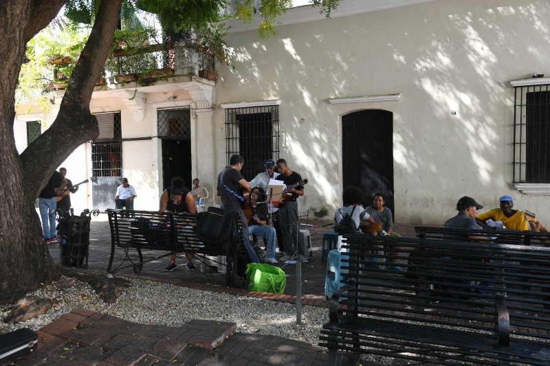 Un momento de prácticas de clase de guitarra al aire libre en una calle de Ciudad Nueva
