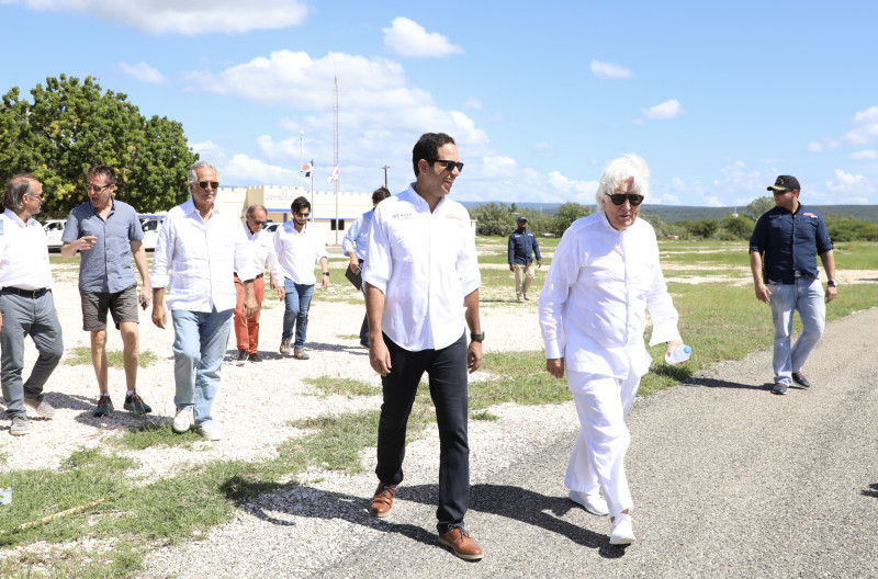 El director ejecutivo de la DGAPP, sigmund Freund, recibe en el aerodromo de Cabo Rojo al presidente del Grupo Iberostar, Miguel Fluxá, y sus acompañantes.