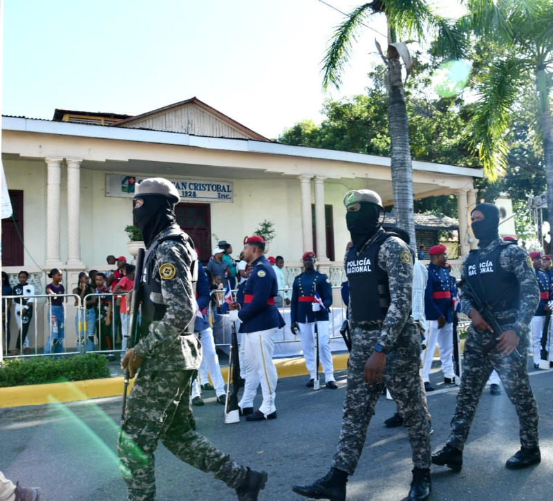 Miembros de la Policía Nacional, de la Digesett y el Cusep custodian cada perímetro de la zona, qué se encuentra casi lista para la celebración.