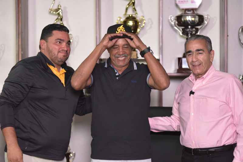 Tony Peña, al centro, nuevo manager de las Águilas, junto al gerente general Ángel Ovalles y el presidente Víctor García Sued.
