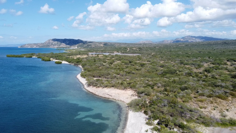 Una vista aérea del área costera de Sabana Buey, en los límites de Bahía de las Calderas, en Baní, donde está localizada Costa Dorada.