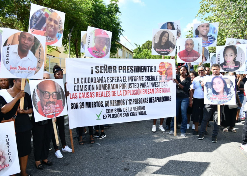 Familiares de las víctimas de la explosión en San Cristóbal protestaron ayer durante los actos conmemorativos.