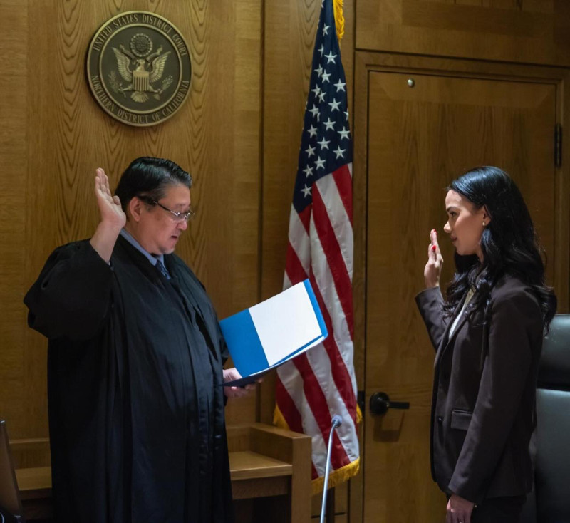 Chadia Michelle Abreu Mañón fue juramentada por el magistrado Peter H. Kang, juez federal de la Corte del Distrito de California del Norte de Estados Unidos.