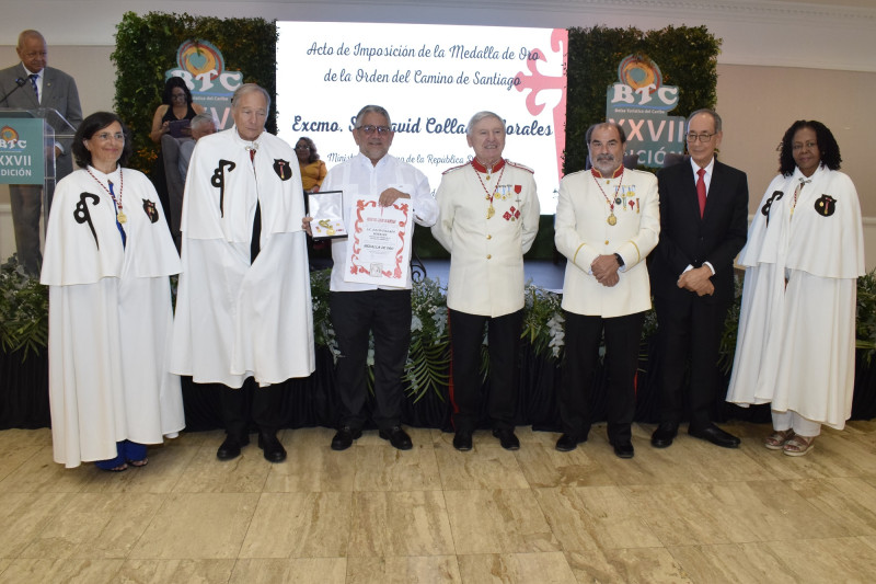 0 El viceminisro de Turismo Roberto Rodriguez recibe   la Medalla de oro a David Collado por la Orden del Camino de Santiago.