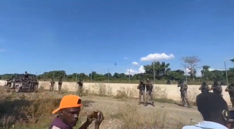 Captura del video que muestra el encontronazo entre militares dominicanos y civiles haitianos