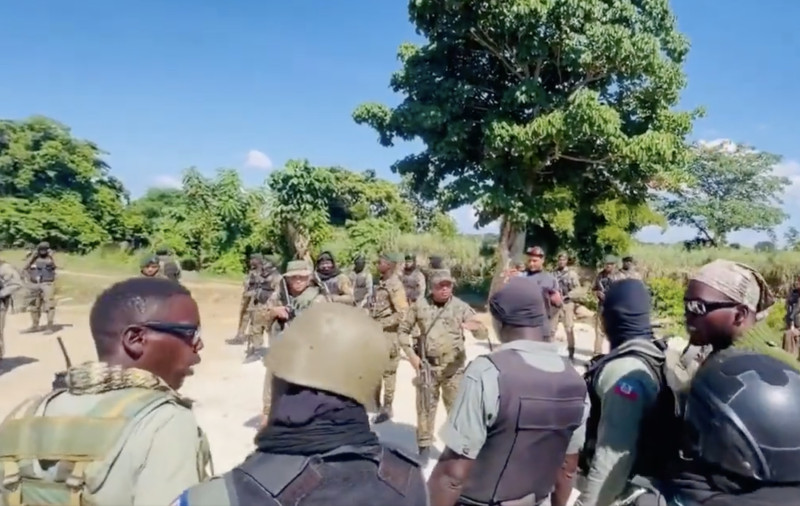 Fuerzas militares dominicanas se posicionan en estado de alerta frente a grupos haitianos que ayer escenificaron protestas cerca del límite fronterizo con Haití en la frontera de Dajabón.