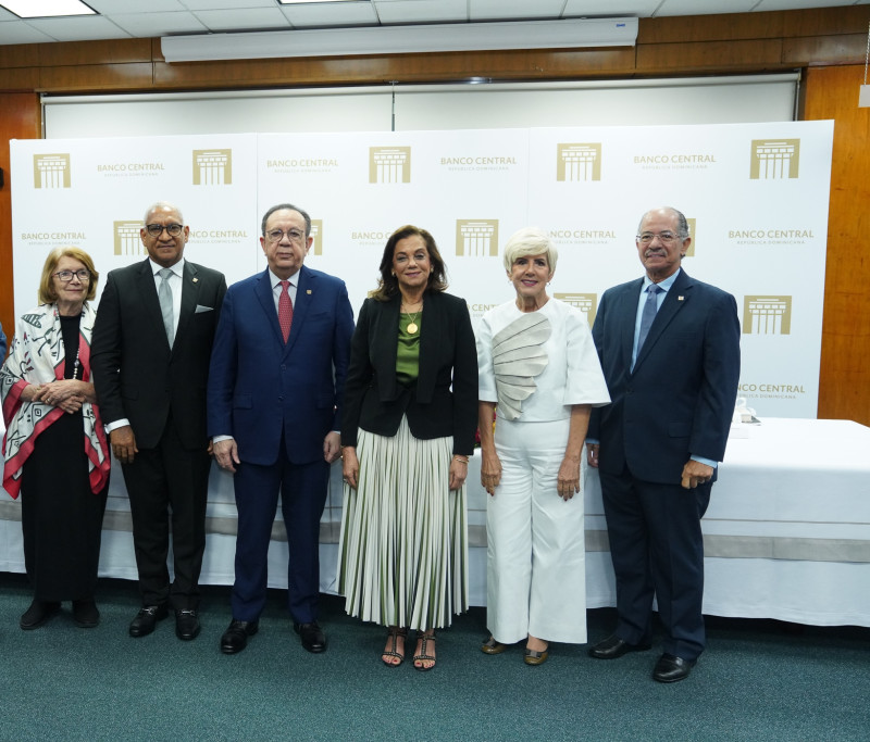 Marianne de Tolentino, Ervin Novas Bello, Héctor Valdez Albizu, Fior de Valdez, Sinthia Machado y José Alcántara Almánzar.