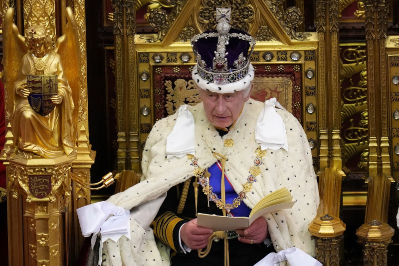 El rey Carlos III de Gran Bretaña habla en la ceremonia de apertura del Parlamento en el Palacio de Westminster, Londres, ayer martes 7 de noviembre de 2023. actos legislativos del gobierno.