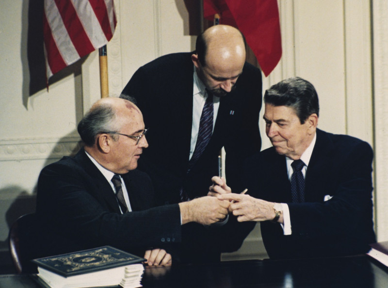 El presidente estadounidense Ronald Reagan (d) y el líder soviético Mijaíl Gorbachov firman un tratado nuclear en la Casa Blanca en Washington el 8 de diciembre de 1987.