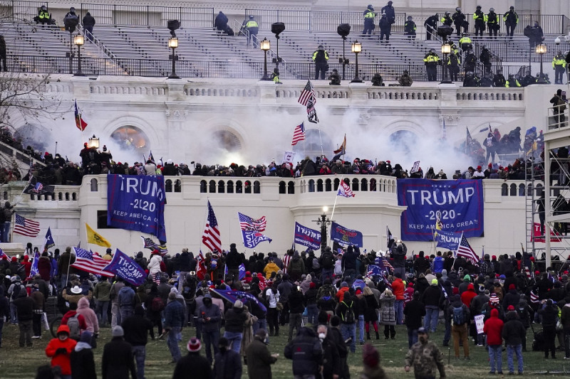 Simpatizantes del presidente Donald Trump irrumpen en el Capitolio el 6 de enero de 2021, en Washington.