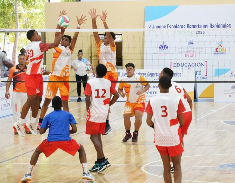 Un momento de acción en uno de los partidos de voleibol masculino en la primera jornada de los Juegos Escolares Deportivos Nacionales.