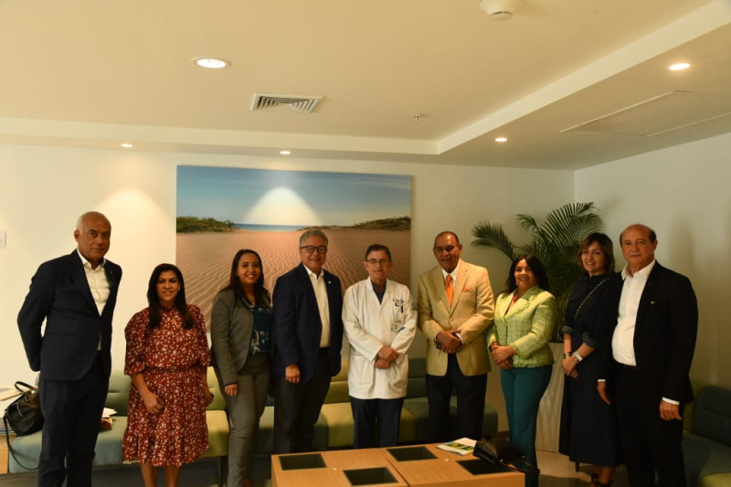 Los principales ejecutivos de la Clínica Unión Médica del Norte, encabezados por el doctor Julián Sued, junto a Miguel Franjul y el equipo del Listín Diario.