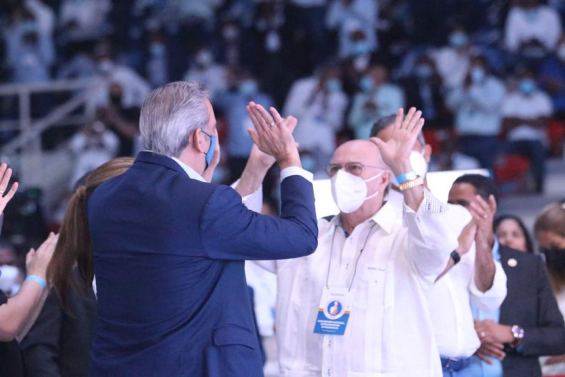 El expresidente Hipólito Mejía saluda al mandatario Luis Abinader en un acto del PRM