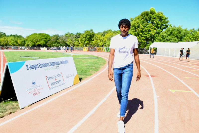 La atleta mundialista Marileidy Paulino cuando recorría la pista del Centro Olímpico de Barahona donde se llevan a cabo los X Juegos Escolares Deportivos Nacionales.