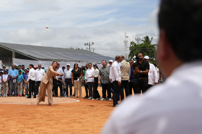 Vicepresidenta Raquel Peña lanza primera bola previo a un partido.