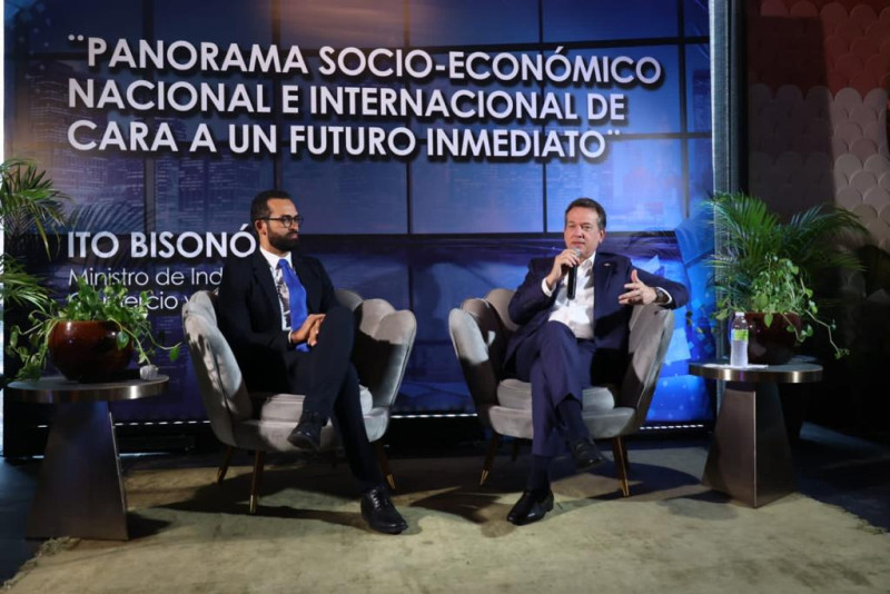 El ministro de Industria y Comercio, Víctor Bisonó, durante su encuentro con sectores empresariales.