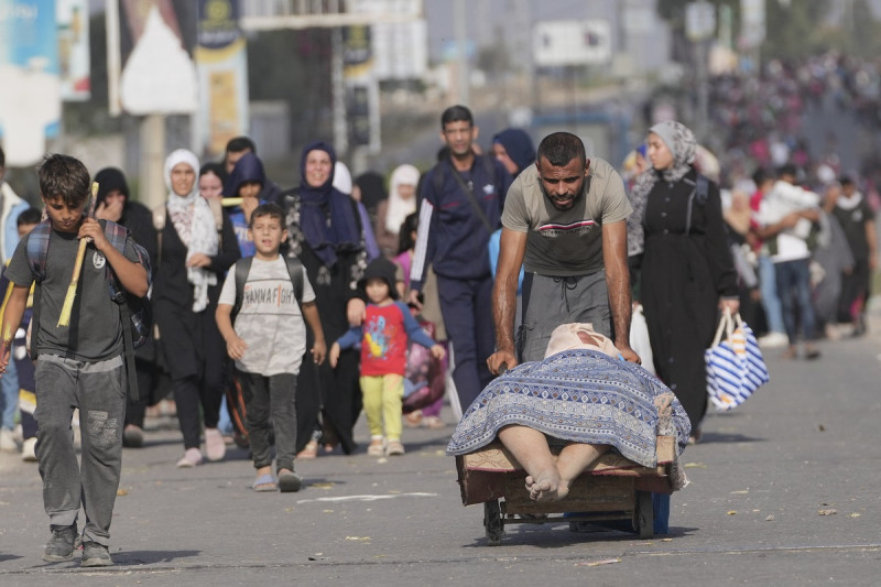 Palestinos huyen al sur de la Franja de Gaza en la avenida Salah al-Din, en Bureij, Franja de Gaza, el miércoles 8 de noviembre de 2023.
