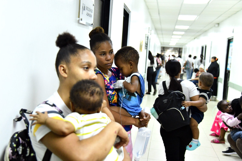 Uno de los pasillos internos del Hospital Pediátrico Robert Reid Cabral, con madres cargando a sus hijos este jueves.