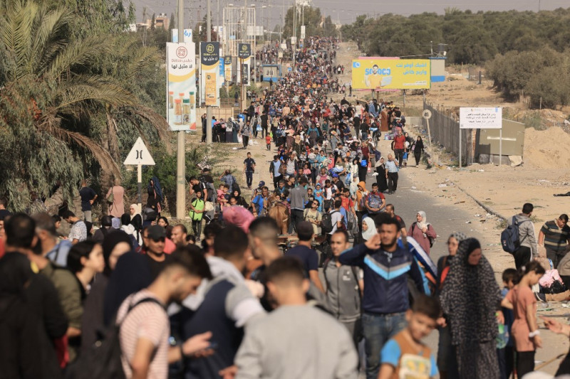 Palestinos que huyen de la ciudad de Gaza y otras partes del norte de Gaza hacia las zonas del sur caminan por una carretera el 9 de noviembre de 2023, en medio de los combates en curso entre Israel y el grupo islamista palestino Hamás.