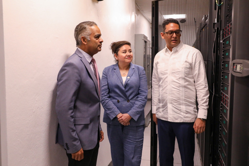 El coronel piloto, Randolfo Rijo Gómez, ERD, director ejecutivo del Sistema 9-1-1, presenta los servidores instalados a Joel Santos, ministro de la Presidencia, y a Patricia Aguilera, encargada de Negocios de la Embajada de los EE.UU.