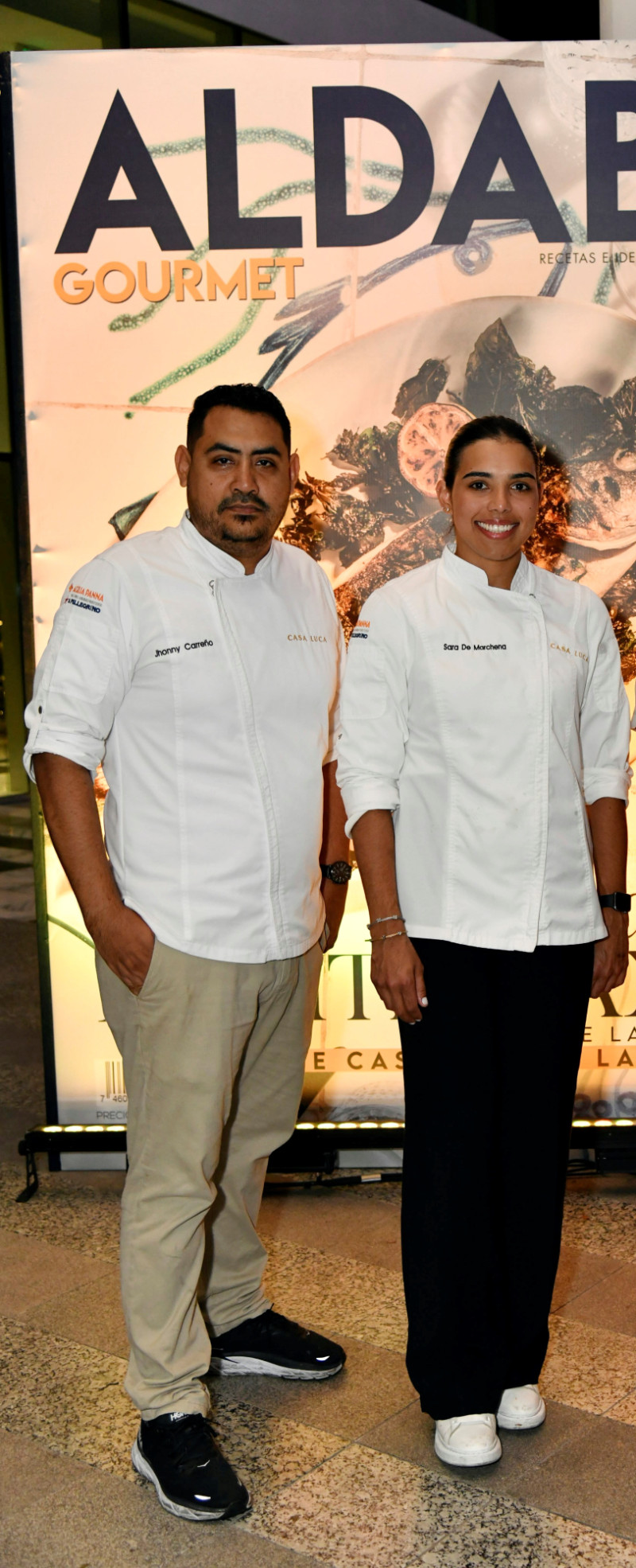 El chef Jhonny Carreño y la chef repostera Sarah De Marchena.