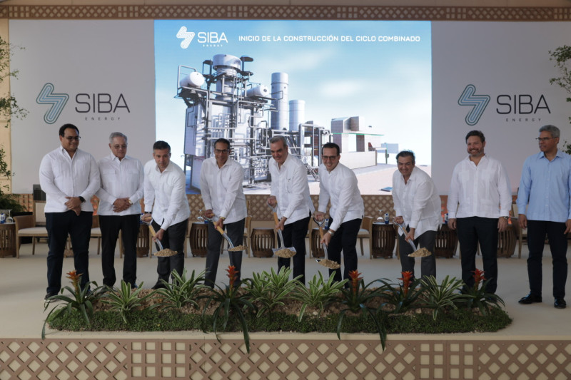 El mandatario dio el primer palazo para iniciar formalmente la construcción del ciclo combinado acompañado de altos funcionarios y de representantes del consorcio SIBA Energy.