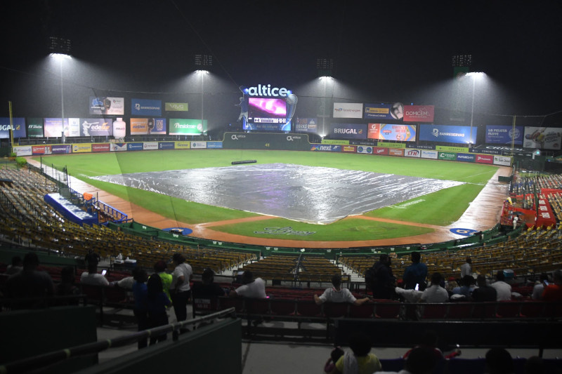 Lona colocada mientras llovía en el estadio Quisqueya.