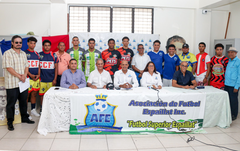 Comité ejecutivo de AFE, los seis clubes y dirigentes en el anuncio del 53er. Torneo de Futbol de Espaillat.