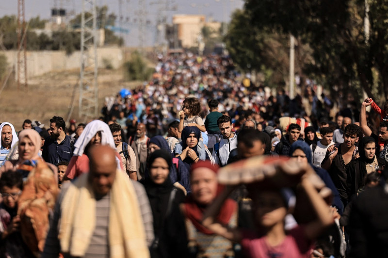 Familias palestinas que huyen de la ciudad de Gaza y otras partes del norte de Gaza hacia las zonas del sur, caminan por una carretera el 10 de noviembre de 2023 en medio de las batallas en curso entre Israel y el movimiento palestino Hamas.